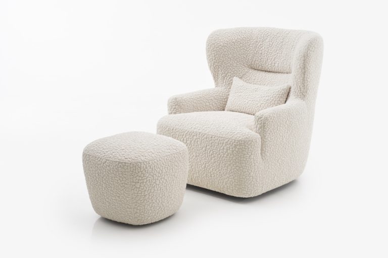 UMA ARMCHAIR